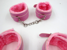 Розовые наручники с плюшем photo 5